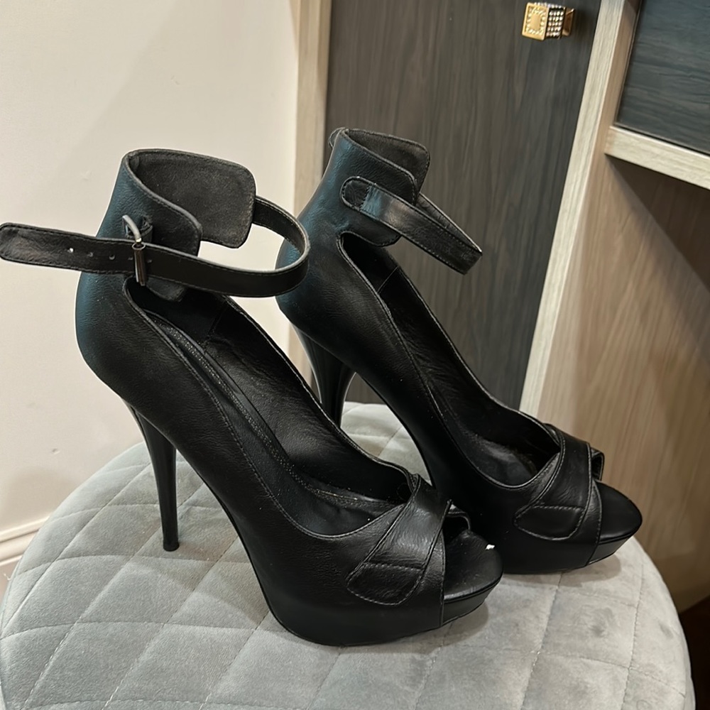 Black pumps